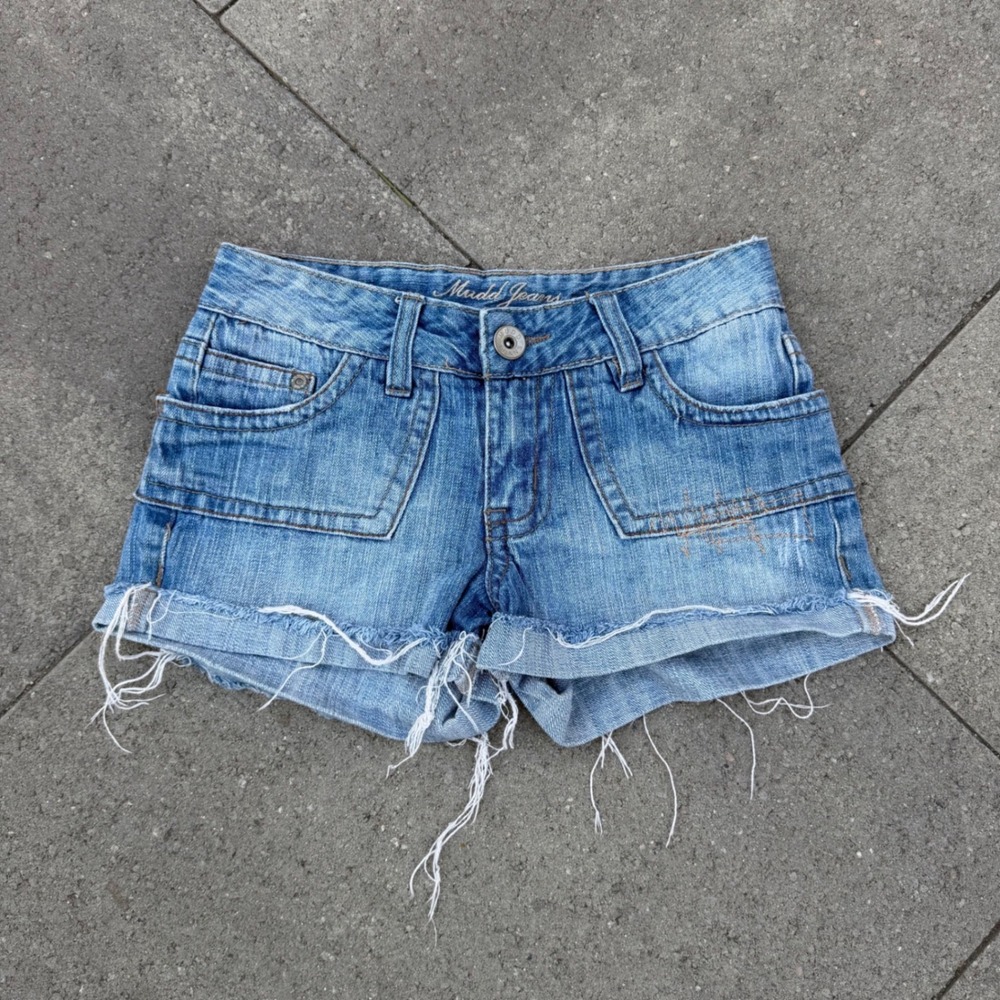 Mudd Jeans Low Rise Denim Shorts Y2K Distressed Frayed Hem Size 0 Medium Wash